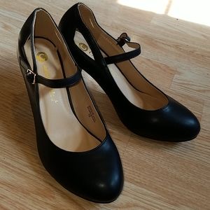 Chase & Chloe Round Toe Mid Heel Mary Jane Pump